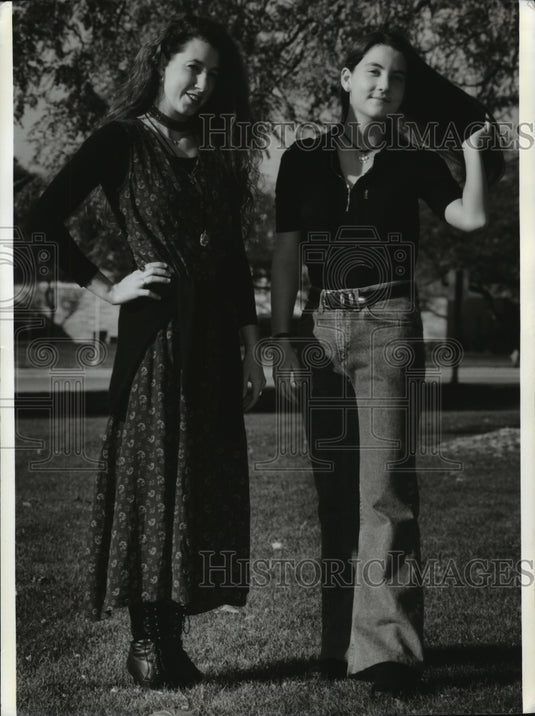 1993 Press Photo Nicole Krausman, Rachel Silberman Wearing 70s Fashion - Historic Images