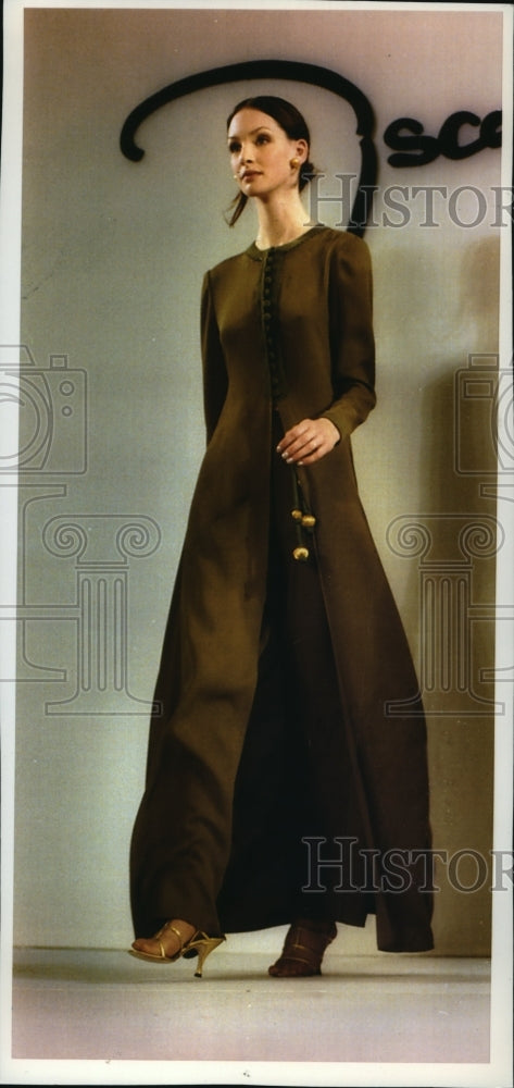 1993 Press Photo Oscar de la Renta's tunic coat & pants ensemble for evening - Historic Images