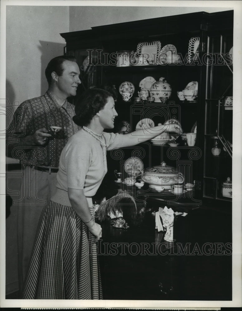 1951 Press Photo &quot;Truth or Consequences&quot; host Ralph Edwards and his wife - Historic Images