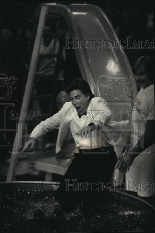 1987 Press Photo WTMJ radio's Robb Edwards jumped in vat of gelatin for charity - Historic Images