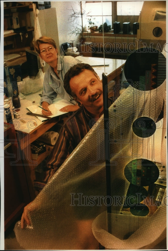 1994 Press Photo Artists Dale &amp; Kathleen Eggert with Glass Sculptures - Historic Images