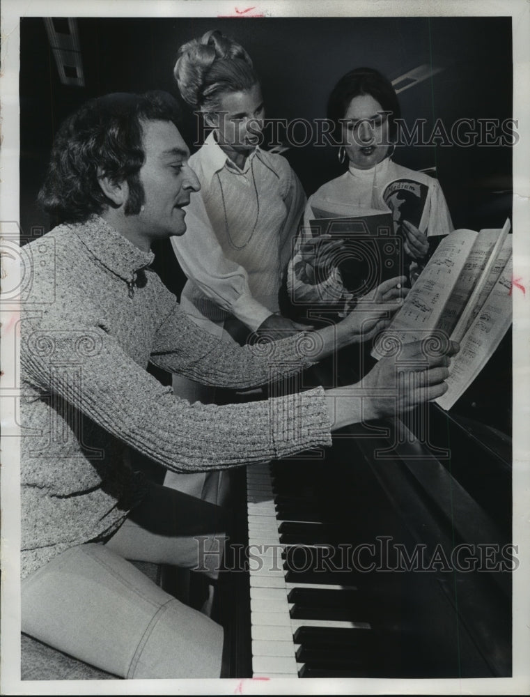 1974 Press Photo Milwaukee Florentine Opera Club Opera on Wheels Project Members - Historic Images