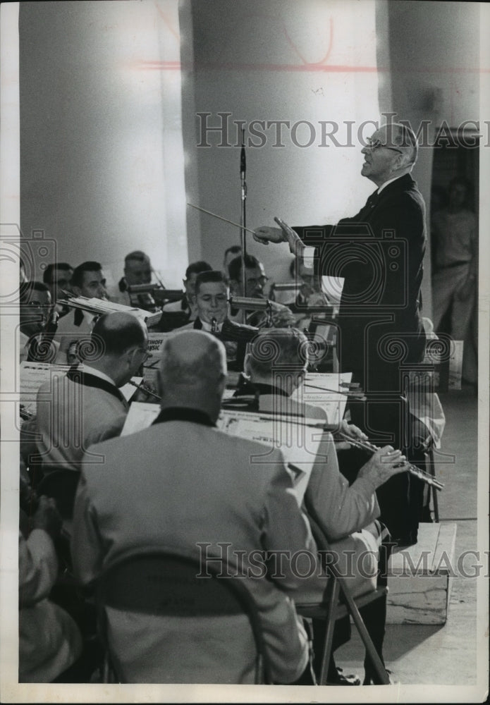 1962 Press Photo Raymond Dvorak conducts tribute University of Wisconsin band. - Historic Images