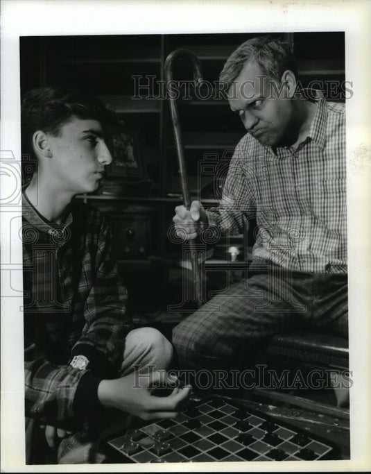 1994 Press Photo Actor Alan Atwood, Wesley Schultz in "Pap's Place" Play - Historic Images