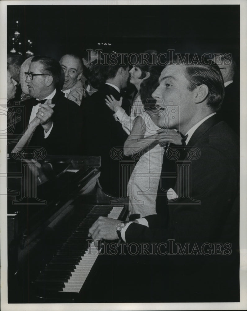 1965 Press Photo Bandleader Peter Duchin follows in his father&#39;s footsteps. - Historic Images