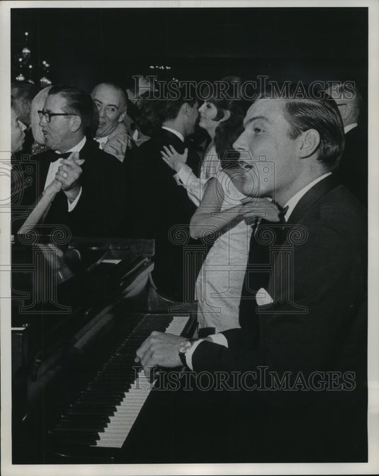 1965 Press Photo Bandleader Peter Duchin follows in his father's footsteps. - Historic Images