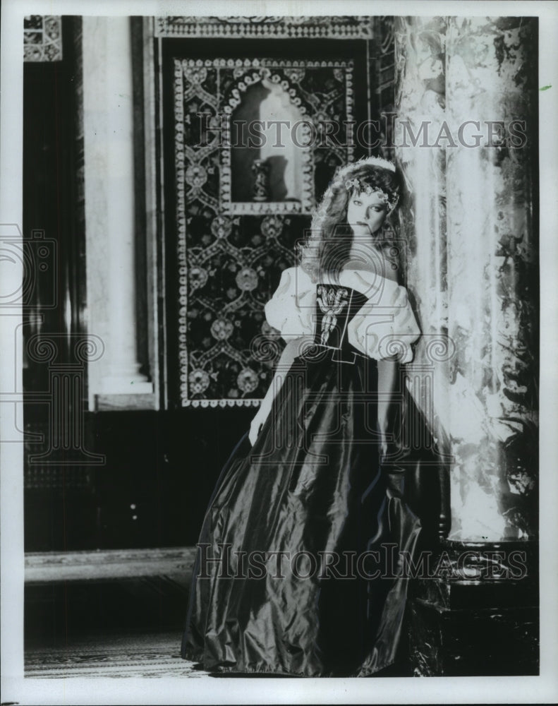 1984 Press Photo An evening gown from the Emanuels&#39; Pre-Raphaelite collection. - Historic Images