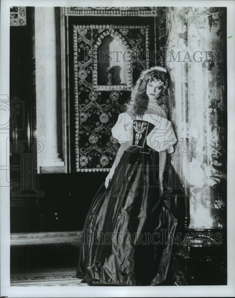 1984 Press Photo An evening gown from the Emanuels' Pre-Raphaelite collection. - Historic Images