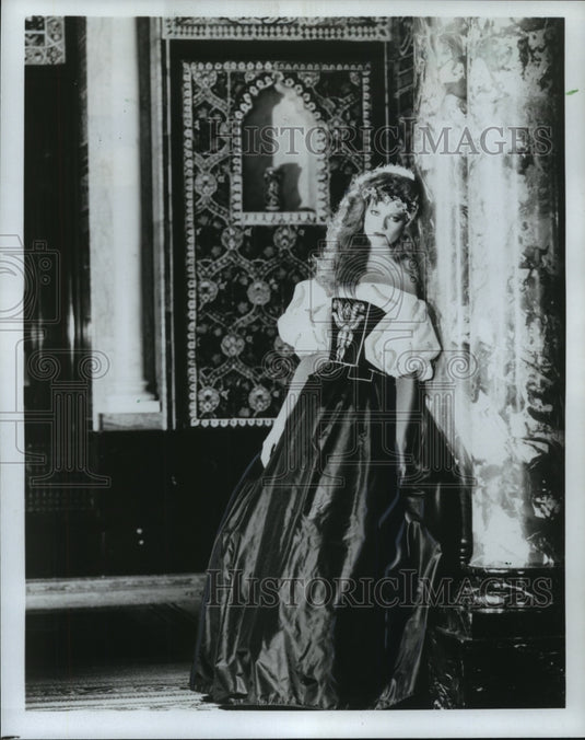 1984 Press Photo An evening gown from the Emanuels' Pre-Raphaelite collection. - Historic Images