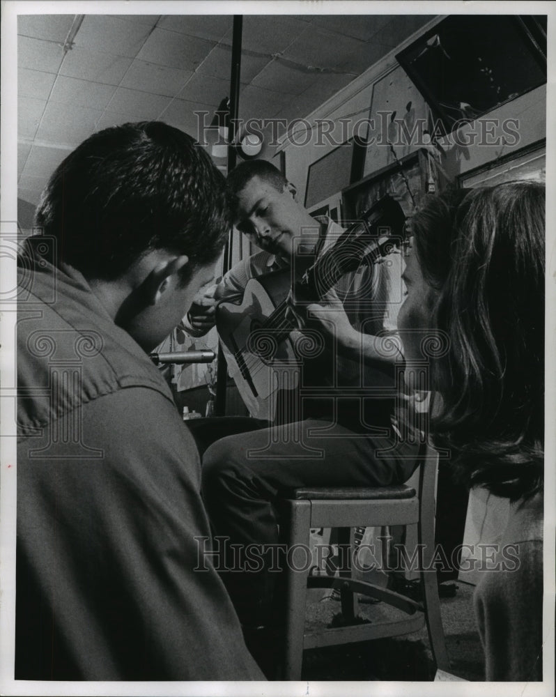 1965 Press Photo William Mitchell and Marilyn Meyer listen to James Seng play. - Historic Images