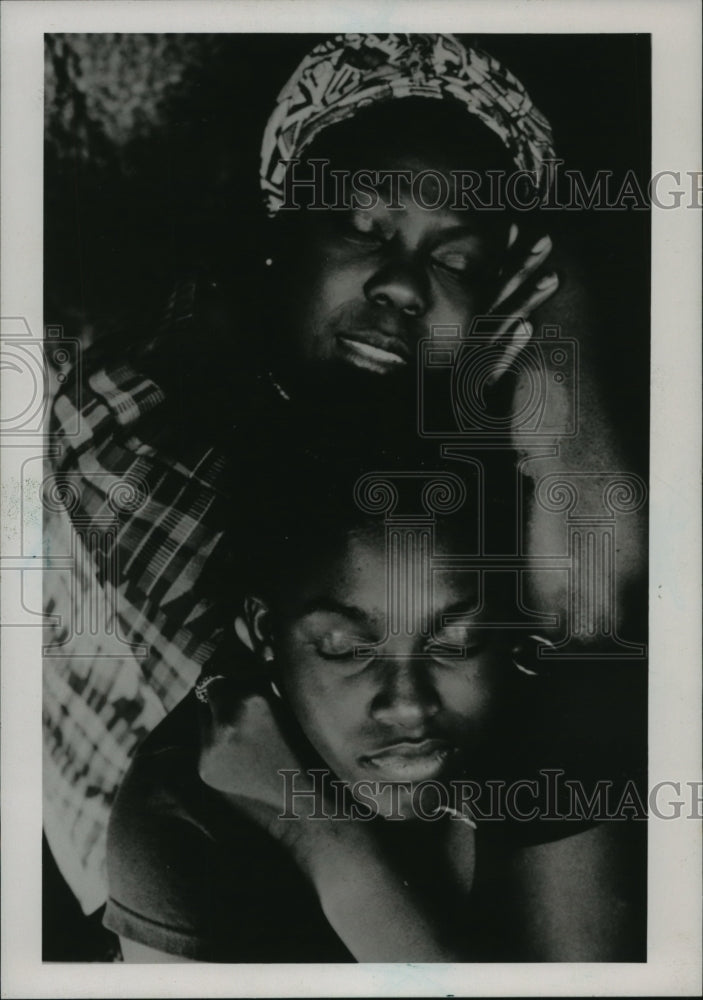 1995 Press Photo A scene from Home Away from Home directed by Maureen Blackwood. - Historic Images