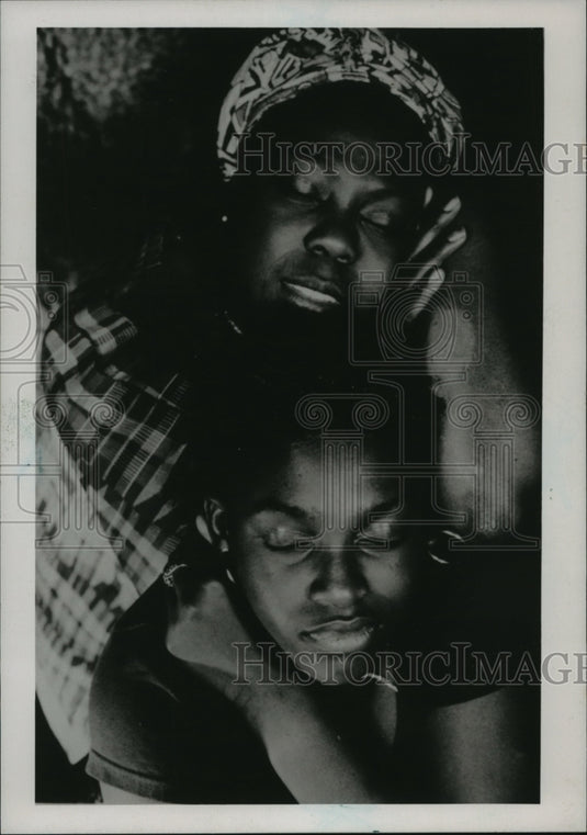 1995 Press Photo A scene from Home Away from Home directed by Maureen Blackwood. - Historic Images
