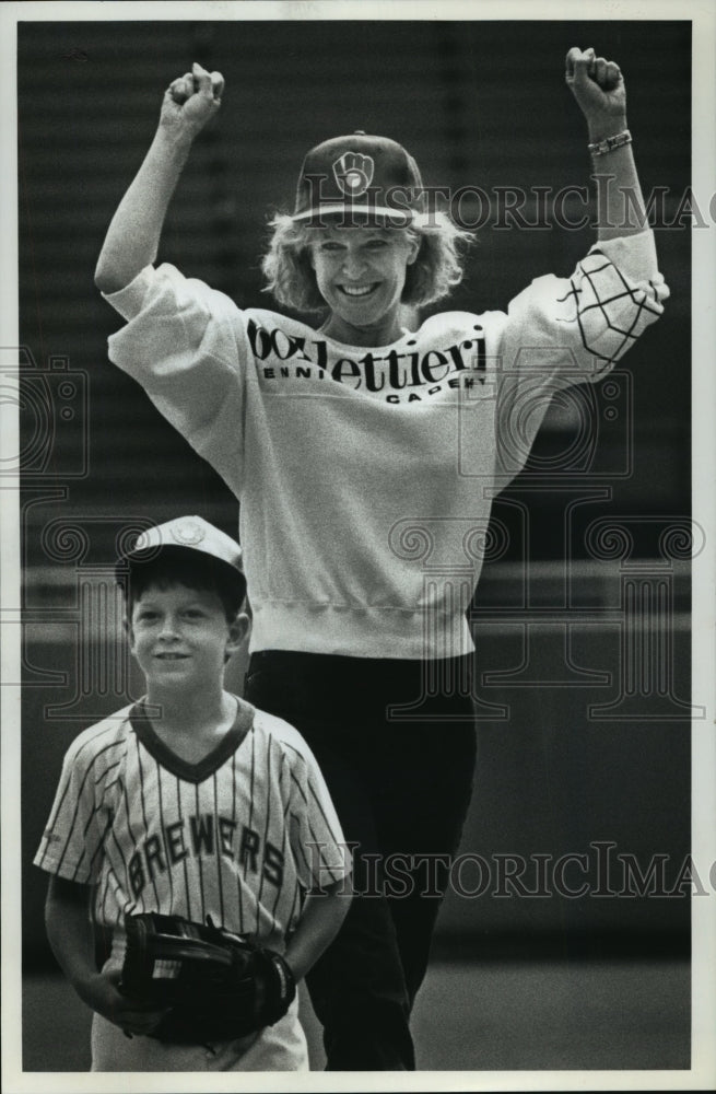 1990 Press Photo Jill Eikenberry &amp; Son Max at Milwaukee Brewers Baseball Game - Historic Images