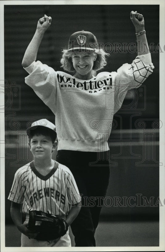 1990 Press Photo Jill Eikenberry & Son Max at Milwaukee Brewers Baseball Game - Historic Images