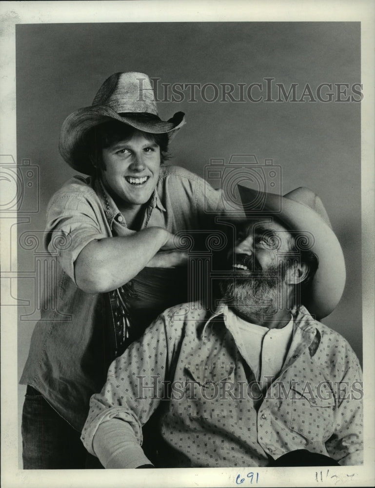 1974 Press Photo Actor Jack Elam, Gary Busey for &quot;The Texas Wheelers&quot; - Historic Images