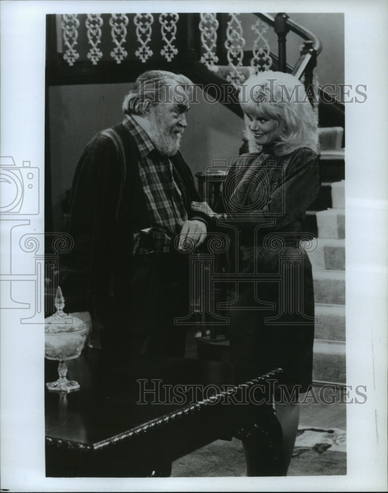 1986 Press Photo Jack Elam with Loni Anderson on Set of &quot;Easy Street&quot; - Historic Images