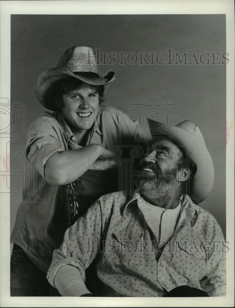 1975 Press Photo Jack Elam and Gary Busey star on The Texas Wheelers, on ABC. - Historic Images
