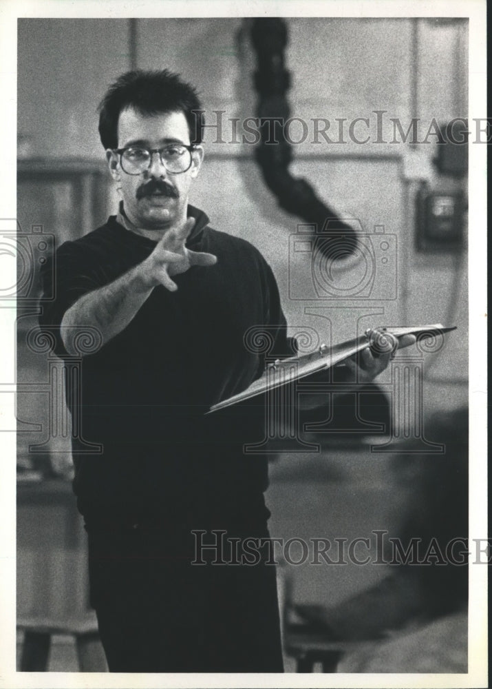 1984 Press Photo Director Nick Faust for Milwaukee Repertory Theater - mjp12992 - Historic Images