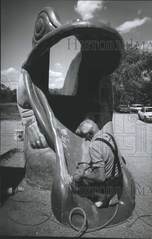 1993 Press Photo Ken Schroeder of Fast Corp. Sanding Seams of a Frog Slide - Historic Images