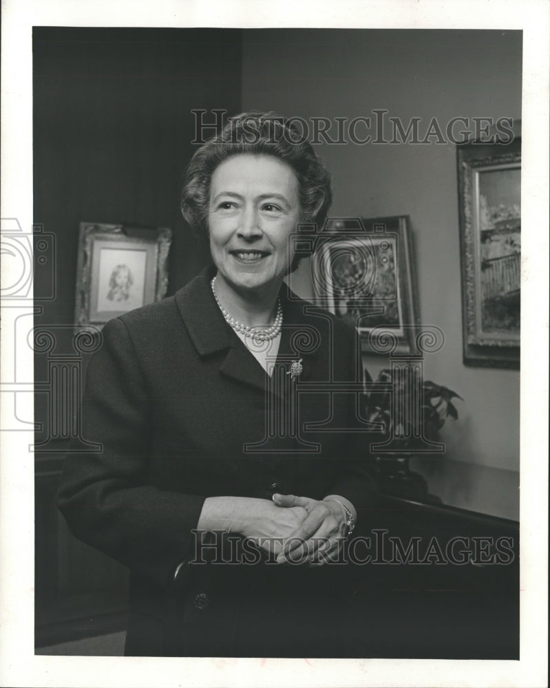 1965 Press Photo Helen Findlay, Manager Findlay Art Galleries, Chicago - Historic Images