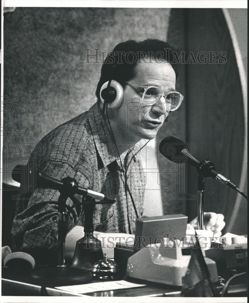 1989 Press Photo Michael Feldman Hosting "Whad’Ya Know?" Radio Show - Historic Images