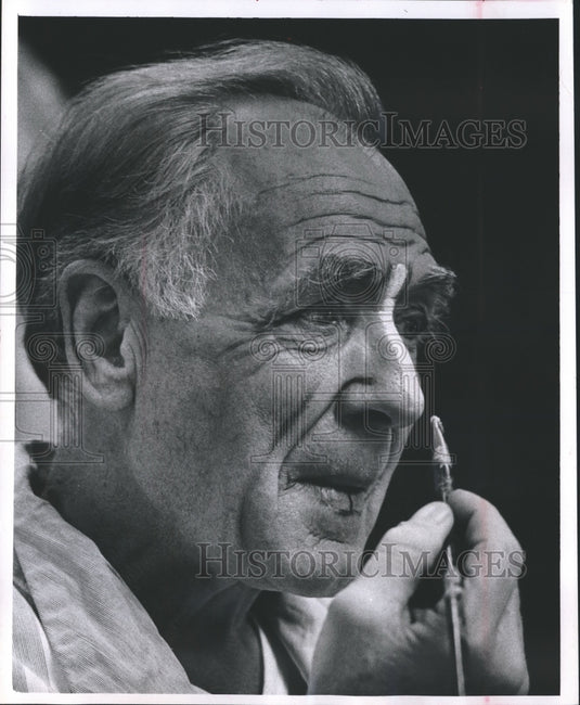 1966 Press Photo British actor Bramwell Fletcher applies make-up. - mjp13160-Historic Images