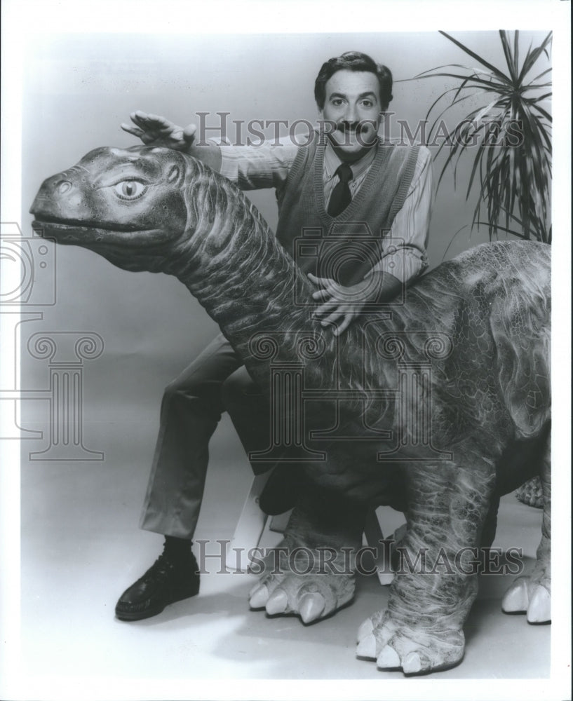 1985 Press Photo Ira Flatow, examines dinosaurs in &quot;Newton&#39;s Apple,&quot; on PBS. - Historic Images