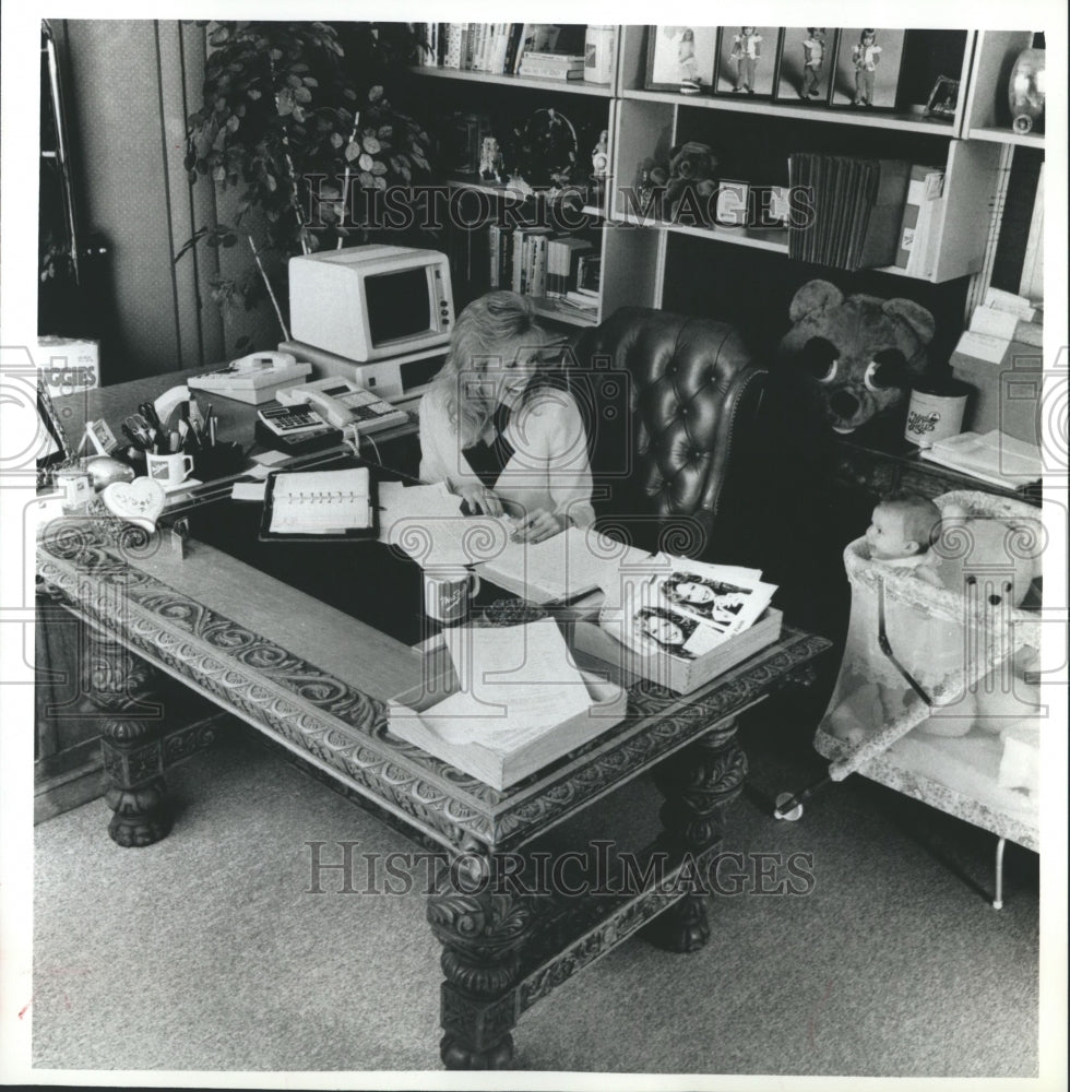 1989 Press Photo Utah-Park City-Debbi Fields at her office with daughter Ashley - Historic Images