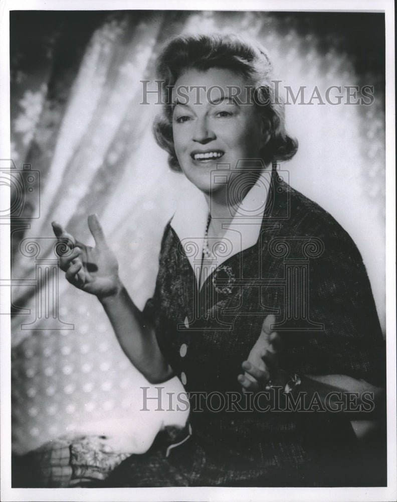 1964 Press Photo England-Gracie Fields in concert in her native land. - Historic Images