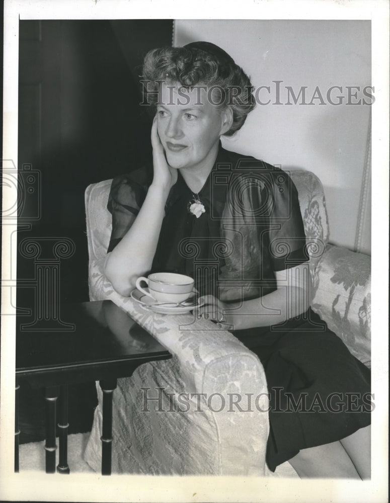 1942 Press Photo Gracie Fields has tea in her New York City apartment. - Historic Images