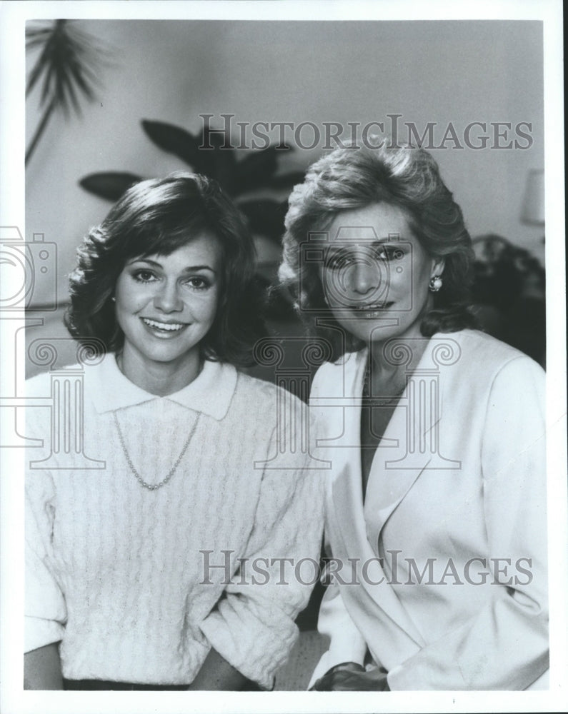 1984 Press Photo Sally Field and Barbara Walters on &quot;The Barbara Walters Special - Historic Images