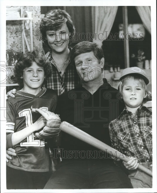 1981, The cast of Erma Bombeck's TV comedy show "Maggie." - mjp13540 - Historic Images