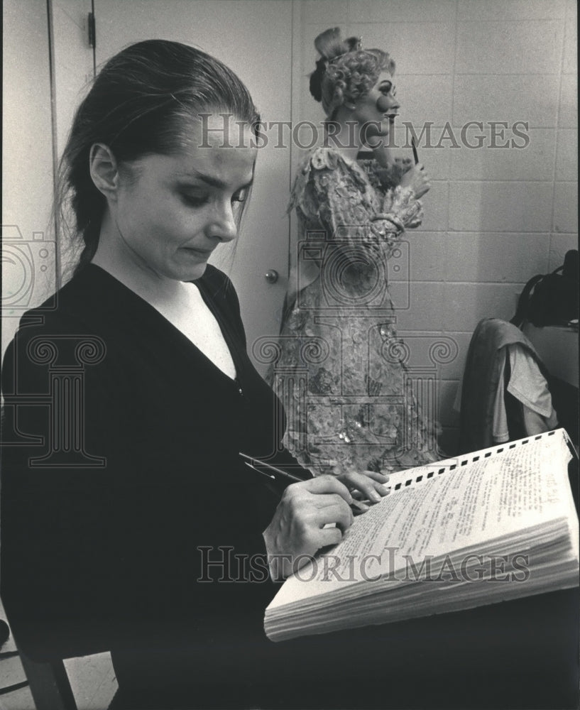 1987 Press Photo Barbara Davies studies before Florentine Opera performance - Historic Images