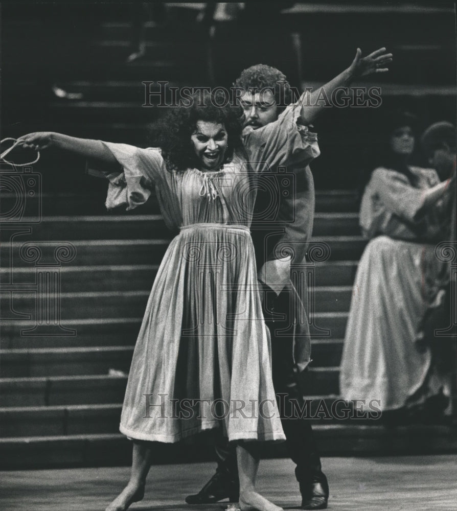 1988 Press Photo Judith Forst and Hans Ashbaker in Florentine Opera's Carmen. - Historic Images