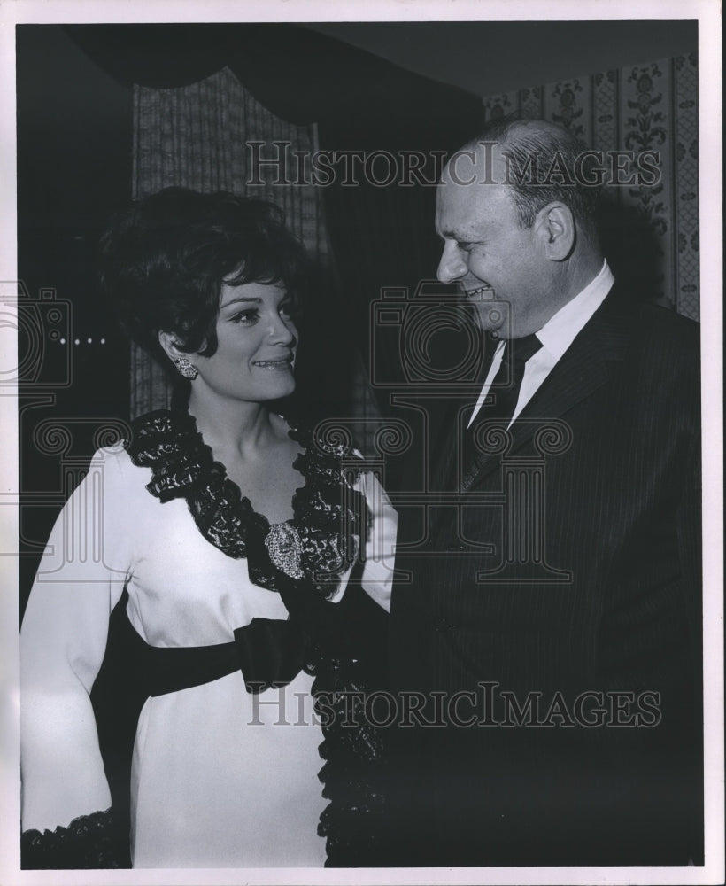 1968 Press Photo Singer Connie Francis with Chicago Congressman at reception. - Historic Images