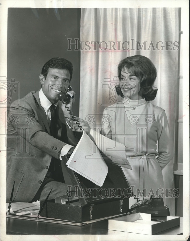 1964 Press Photo &quot;Valentine&#39;s Day&quot; stars Tony Franciosa and Janet Waldo-Historic Images