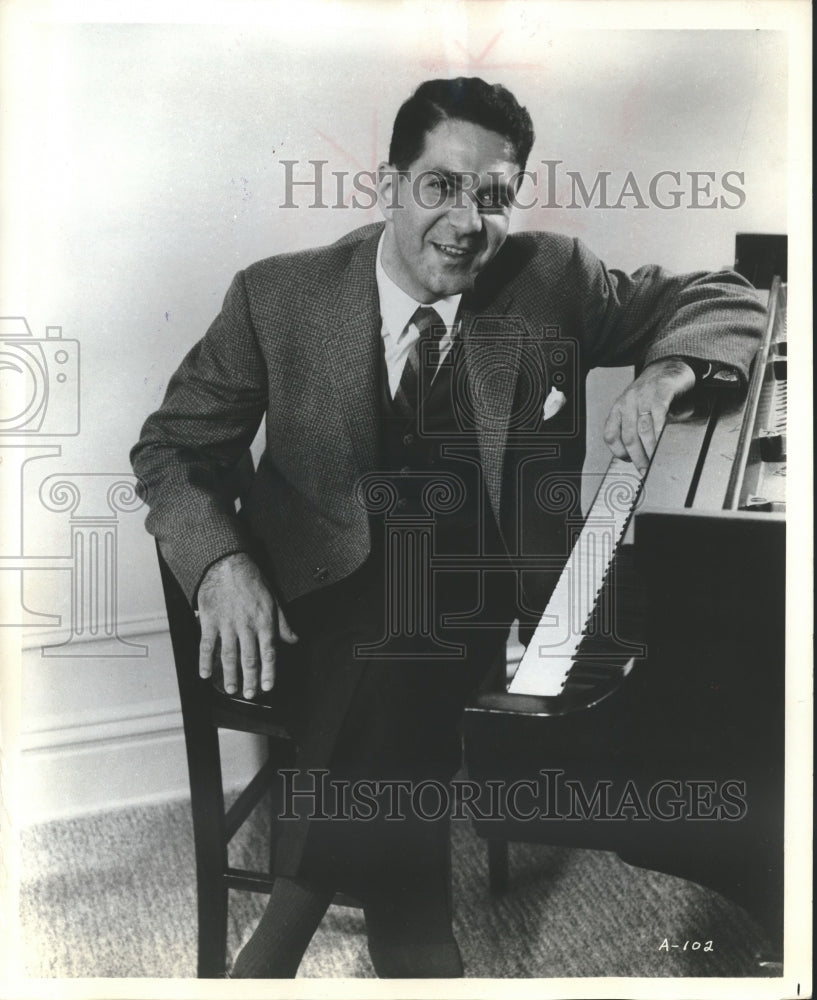 1972 Press Photo Pianist Claude Frank sitting at a piano at Peninsula Fest - Historic Images