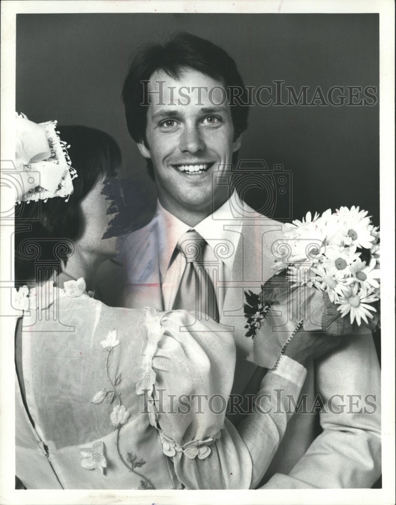 1977, "All My Children" stars Nurse Mary and Doctor Jeff get married - Historic Images
