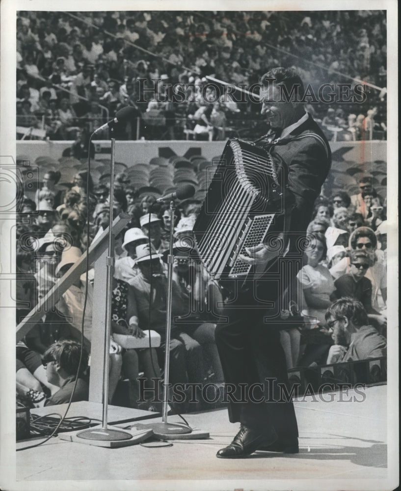 1971 Accordionist Myron Floren at the Wisconsin State Fair. - Historic Images