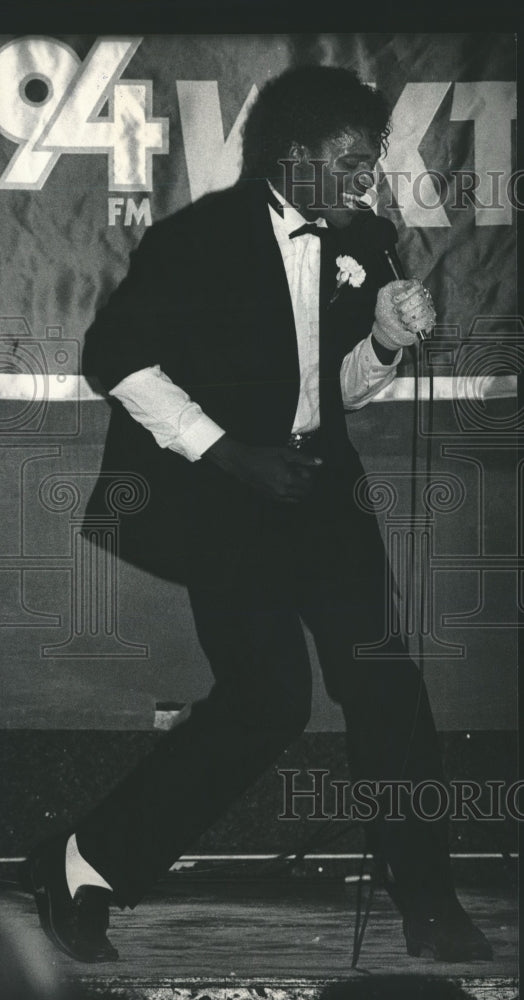 1984 Press Photo Juan Flowers, Milwaukee singer, portrays Michael Jackson - Historic Images