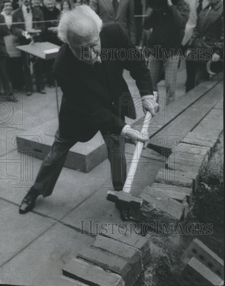 1977 Press Photo Arthur Fiedler, Boston Pops, strikes bricks at Capitol Court - Historic Images