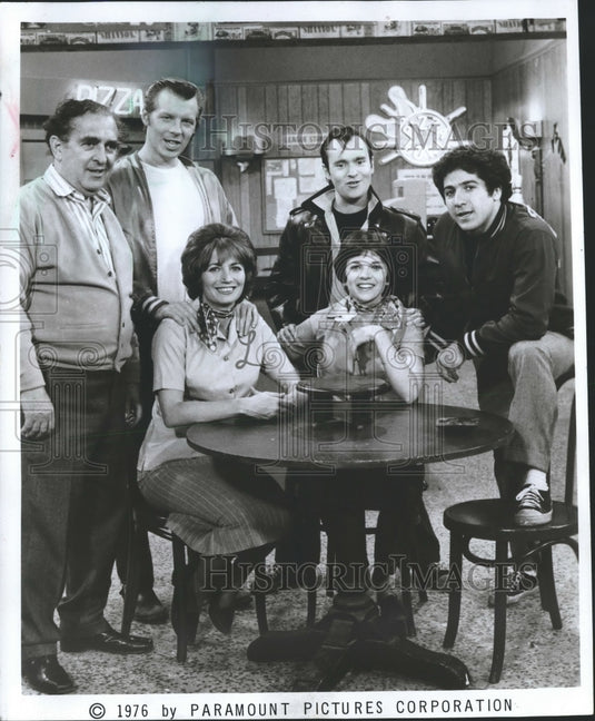 1978 Press Photo Penny Marshall, Cindy Williams & cast in "Laverne & Shirley" - Historic Images