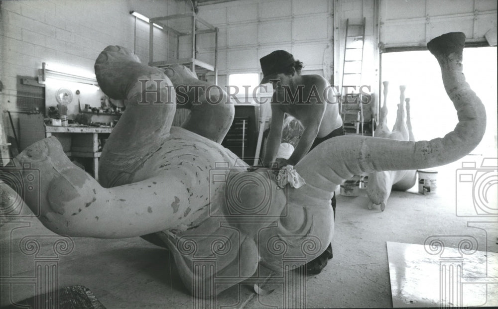 1993 Press Photo Kevin Arnold sands fiberglass elephant for parks, Wisconsin - Historic Images