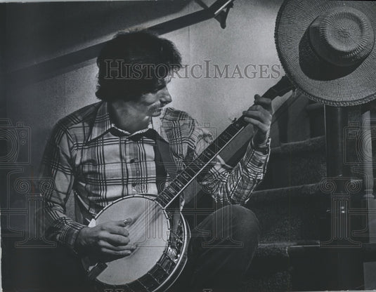 1977 Press Photo Ken Finkel practices bluegrass music in his home. - mjp13938 - Historic Images