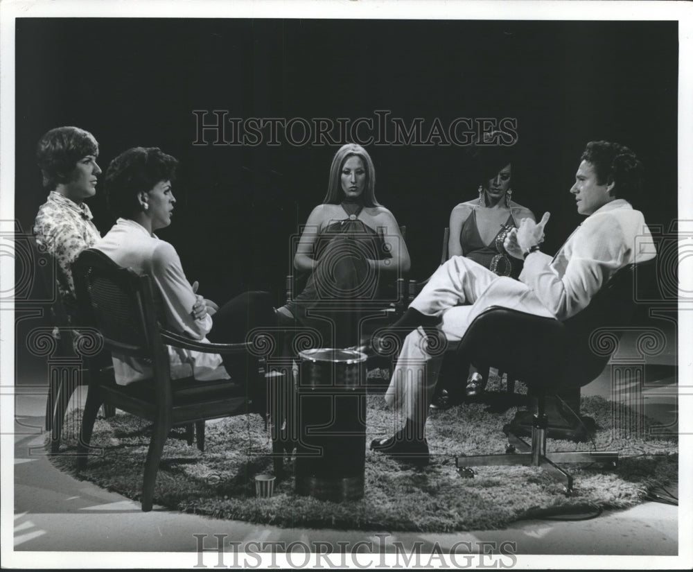 1975 Press Photo Ralph Adam Fine interviews female illusionists - mjp13976 - Historic Images
