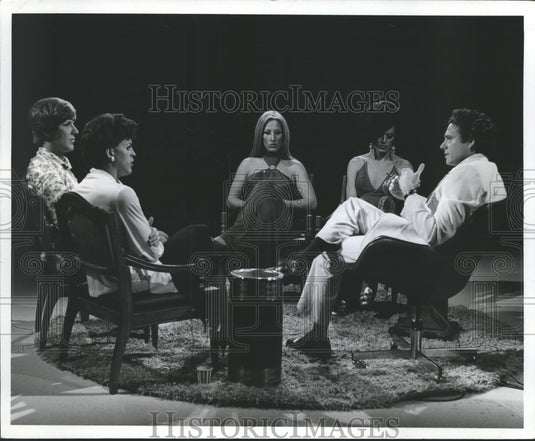 1975 Press Photo Ralph Adam Fine interviews female illusionists - mjp13976 - Historic Images