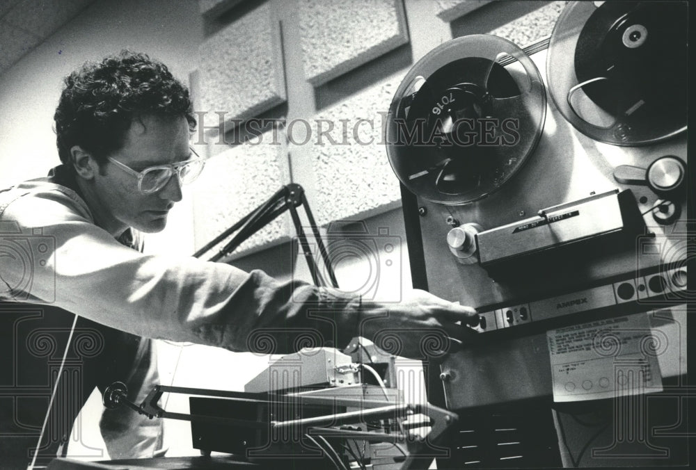 1985 Press Photo Michael Feldman editing tapes of his radio show "Whad 'ya Know" - Historic Images