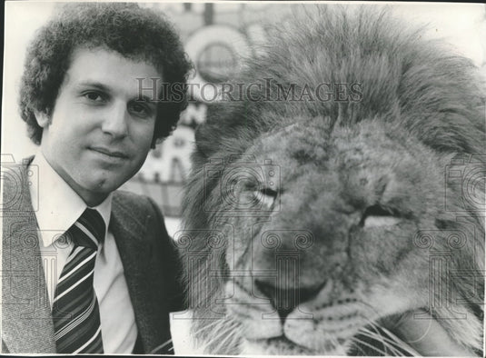 1980 Press Photo Kenneth Feld with Circus lion,Ringling & Barnum & Bailey Circus - Historic Images