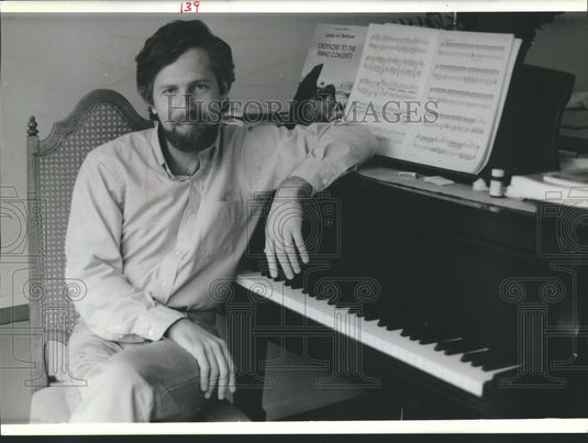 1988, Vladimir Feltsman, Russian pianist, at his piano - mjp14016 - Historic Images