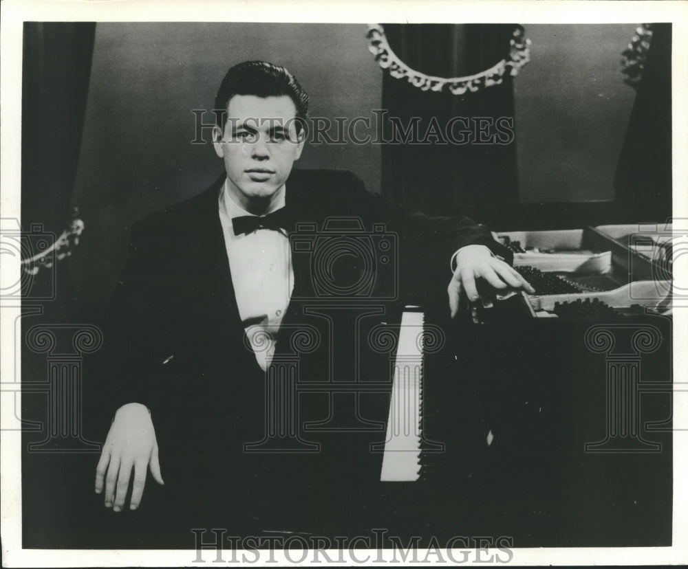 1968, Arthur Fenimore, pianist at the piano - mjp14017 - Historic Images